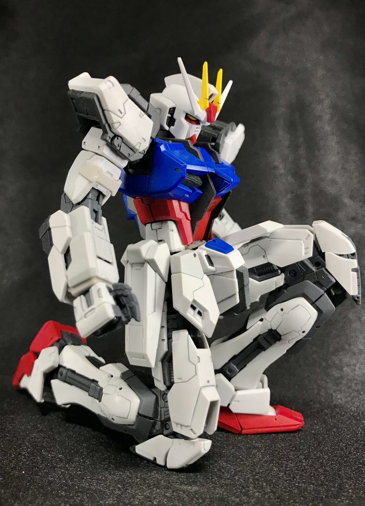 RGらしい変態可動域、いやはやホントに素晴らしいです！装甲がスライドするってゆうこのアイデア、ガンプラ界だと私の記憶が正しければPGのストライクガンダムが初めてだったような気がしますが、どうでしたっけ？？ なんにせよ、ストライクガンダムもガンプラの進化と共にアップグレードされていくキャラクターですよね☺️人気の機体ゆえにその時々の最先端の技術の恩恵を受けて育ってゆくイメージがあります✨ 早くEGも組んでみたい！