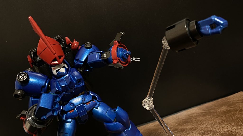 　お約束、ロ◯ットパンチ。右腕も飛ぶ。