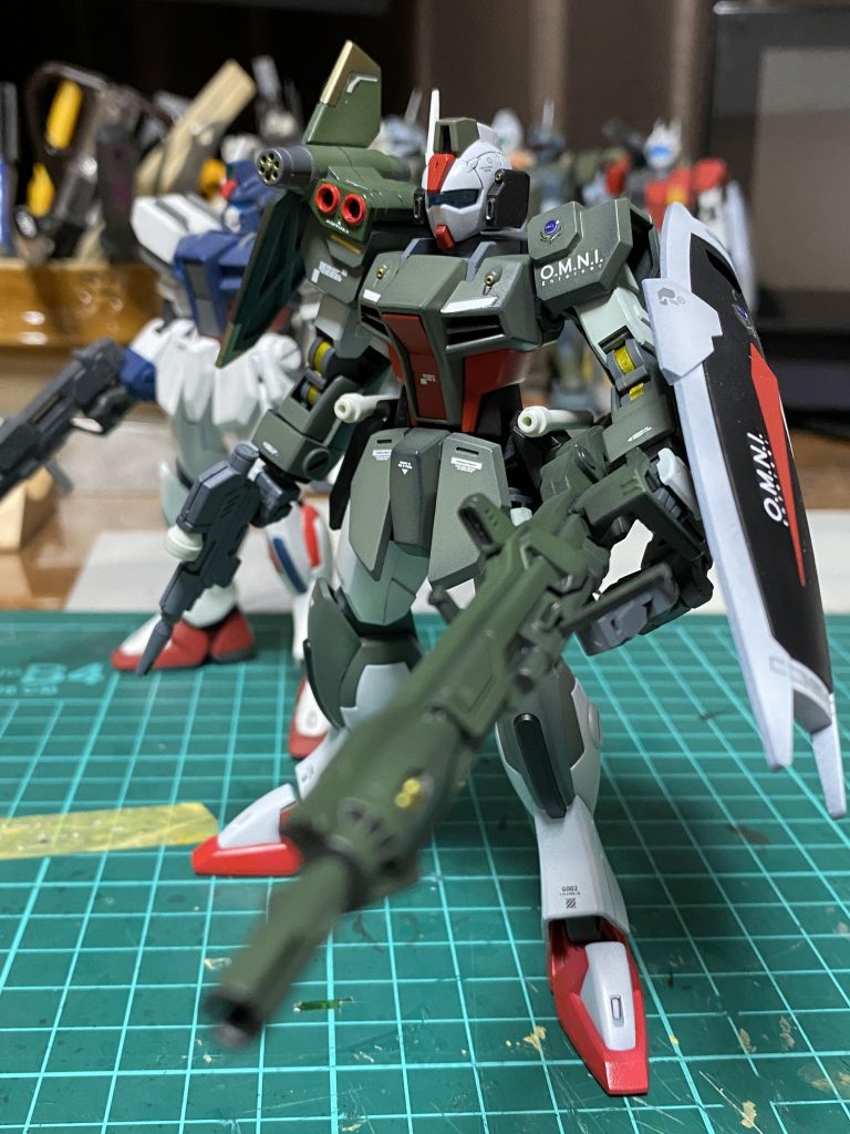 右肩の武装だけネオジムで固定してますが、ちょこっといぢれば簡単にランチャーや、ソードもつきます！作りやすくて、バリエーションも作りやすい素敵なキットです！！ストライクダガーのベースにも使えます！沢山欲しいキットです！！