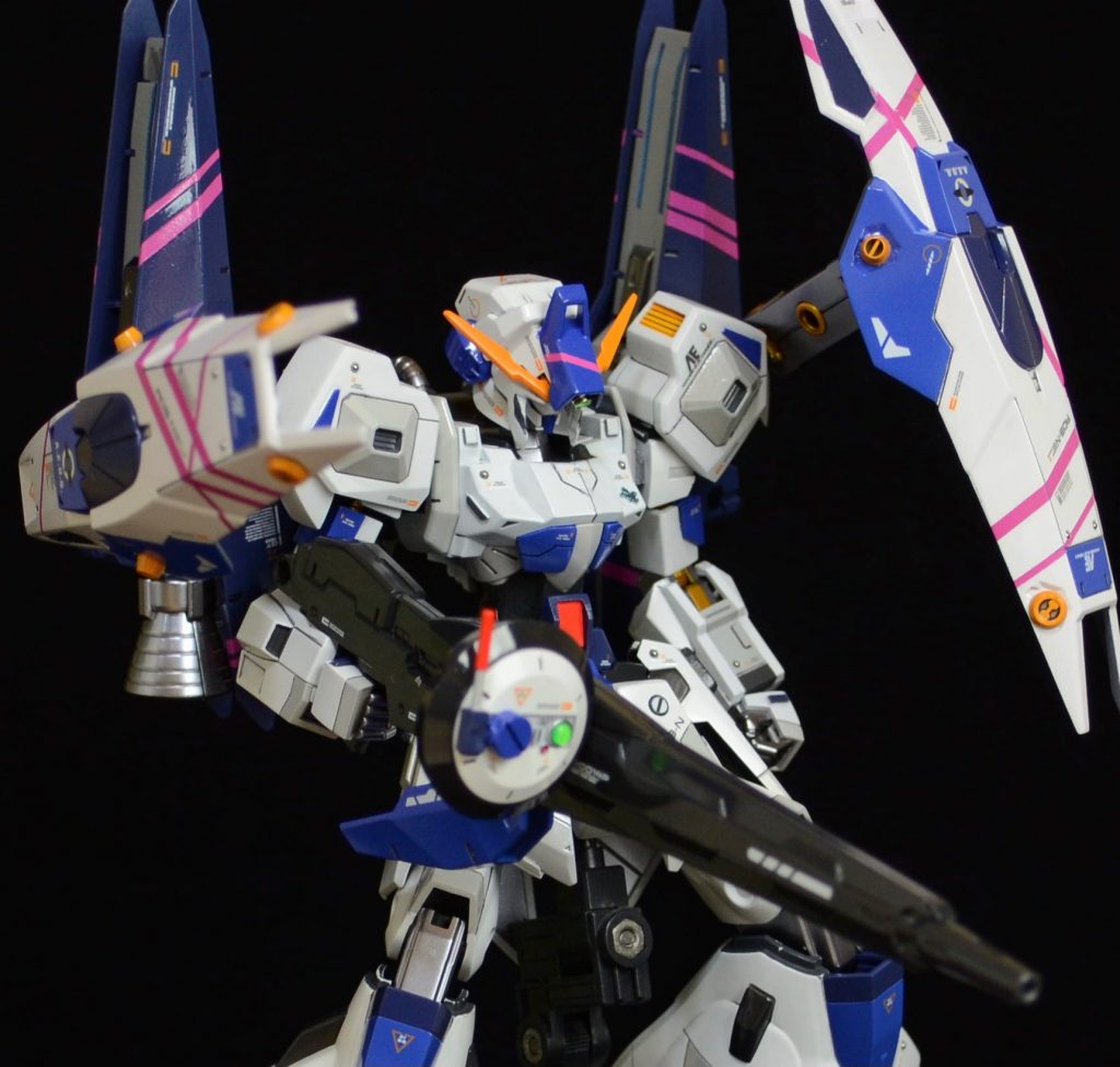 シールドバインダーは、当初サイコミュ兵器として開発されたが、ニュータイプパイロットに依らない安定的な運用を目指す観点からサイコミュ機能はオミット。その分、熟練したパイロットであれば運用可能な機体となっており、エースパイロット不在でもある程度戦線を維持できるよう設計されている。