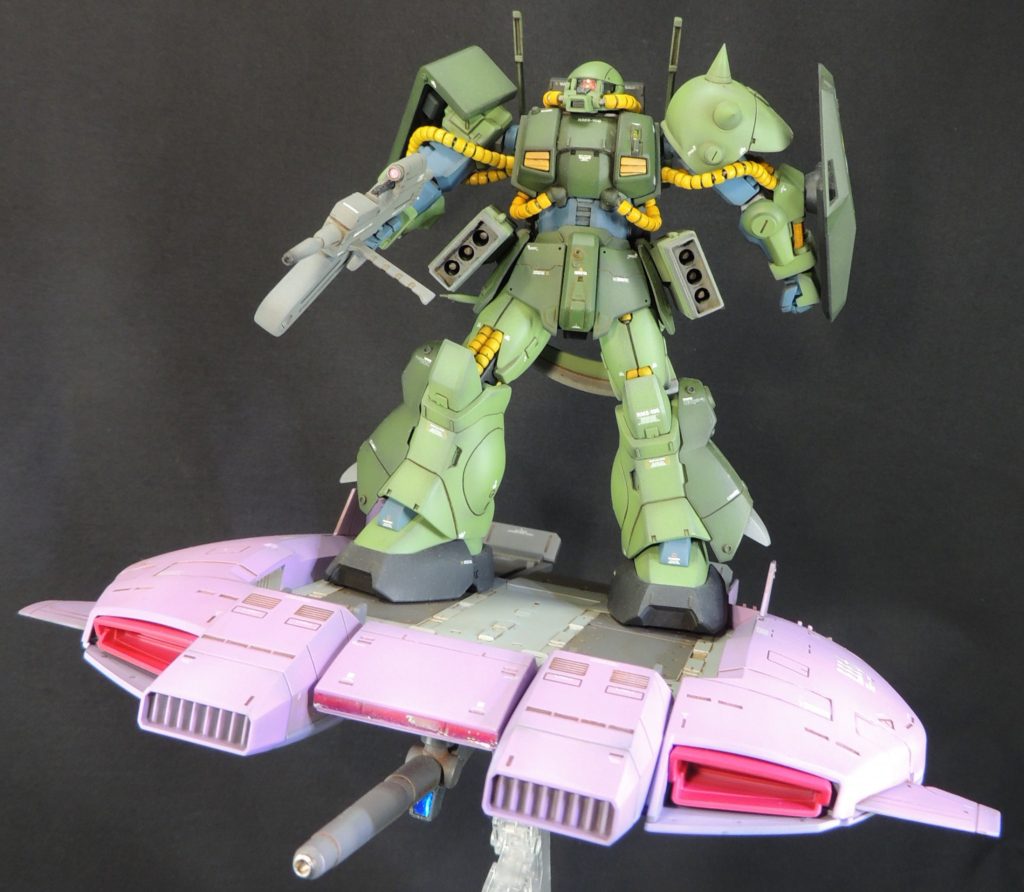 全体のカラーリングはアニメ版に準拠していますが、脚部の赤色の飛び地が、見る人に散漫な印象を与えるため、これを整理し、統一感を持たすようアレンジしました。