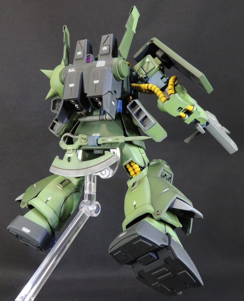 ビームライフル、ビームサーベル、ヒートホーク、ミサイルポッドは、1/144ゼータガンダム武器セット(当時もの)を使用しました。