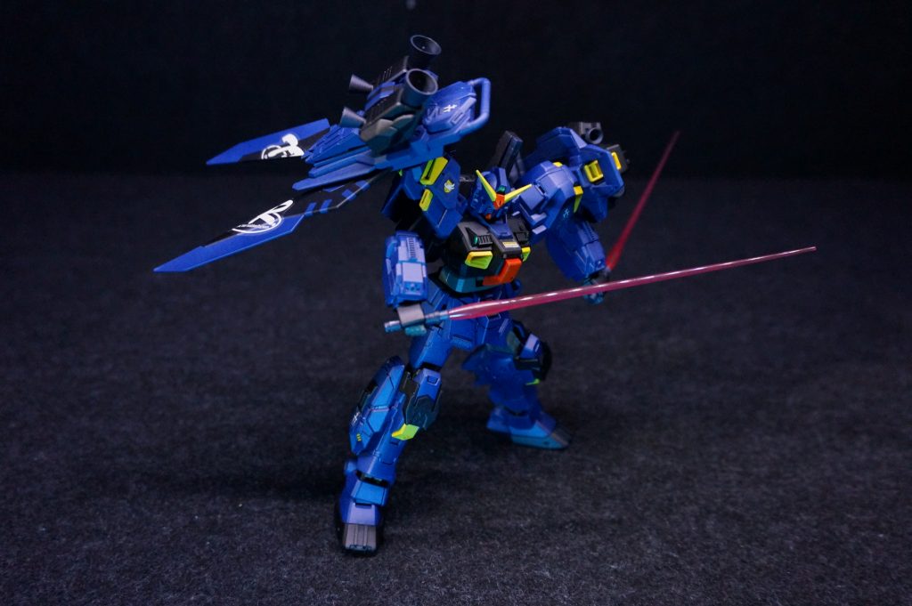 この天才美少女エンジニアに文句があるって聞いたんだけど、何かしら?機体バランスが悪い?遠距離武器が無い?音声認識が恥ずかしい?…運用データを見せてもらったわ。一言で言うと、下手くそ過ぎね!チマチマちまちま姿勢制御してる暇があるなら、フルスロットルで接近!シールドブースターで慣性制御の後方向転換と同時に連撃。脳で考える前に魂で叫びなさい!「ゼロディバイダー!!!」お情けでつけてあげてるビームマシンガンは牽制用よ。