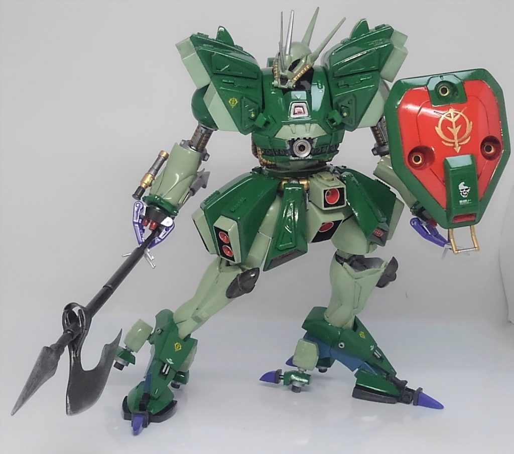 可動をかなり強化しました。スカートを可動式にしたのと足パーツが複雑に稼働するので自立性抜群です。上腕と太腿に回転軸、肩アーマーを可動化、腕と足の接続部、肘、膝、首をボールジョイントに出来ないのは胸の上下可動だけですね。動力パイプがたくさんあるので、加工は諦めました。