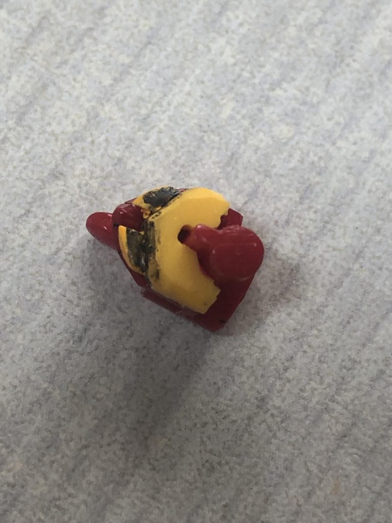 カメラアイ出し気味で