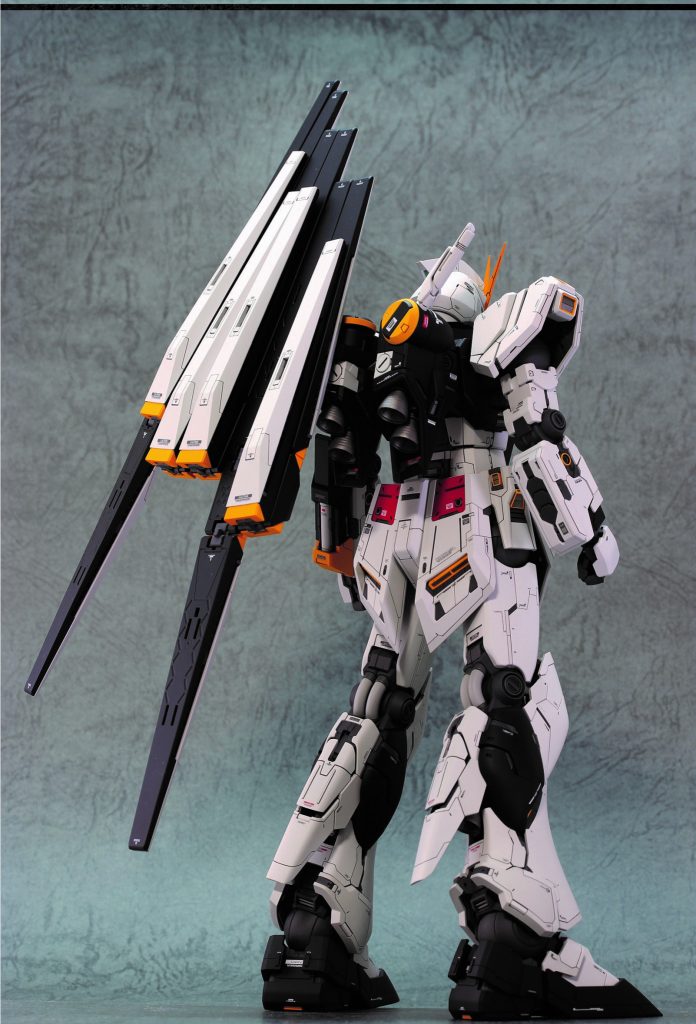 ファンネルはすべて中に一枚板を入れて安定したディスプレイができるようにしています。