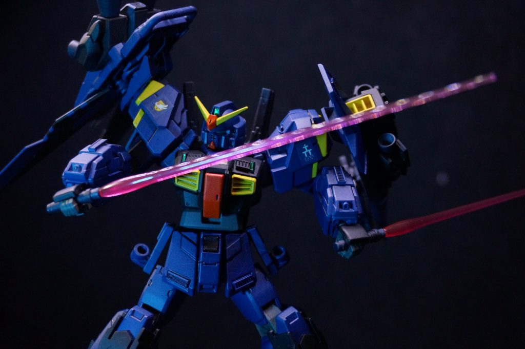 頭おかしいんじゃねぇの?可愛いのは顔だけにしろよなってちがう違う!そんなONかOFFしか無いような乗り方したら機体がバラけるだろうが…………いや、このバランスなら?ん?あれ?ゲインが低い時より高い方が安定…する!アラートもオールクリア!フルスロットルで接近レッドゾーンお構い無しに旋回、モーメントを利用しての斬撃、斬撃!「ゼェロ…ディバイダーァァァ!!」あ、叫んじまった…。