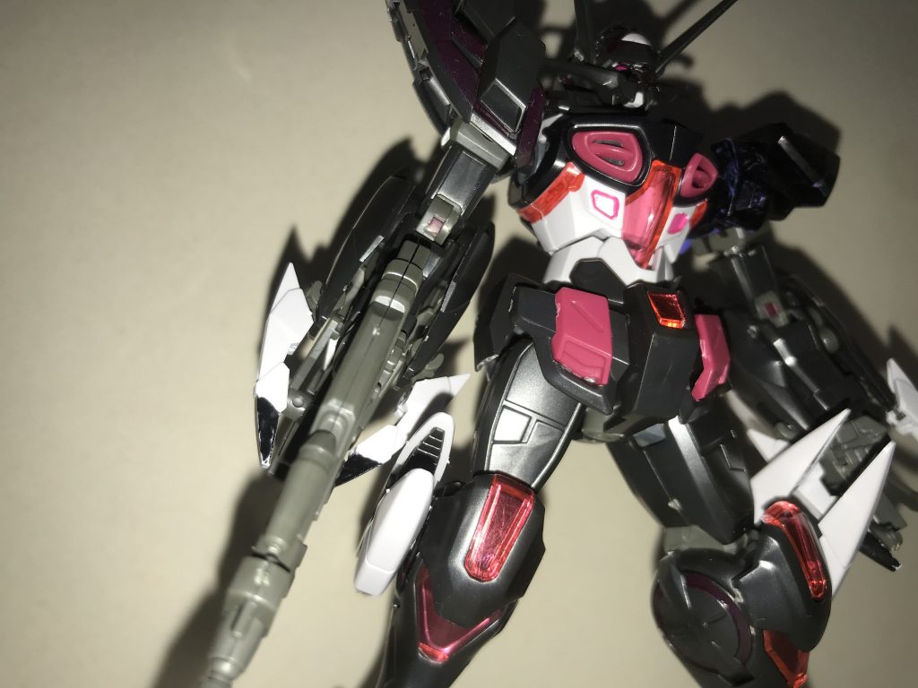 ビームライフル以外を塗装しています！ちなみに左肩をムーンガンダムに小改造しております！