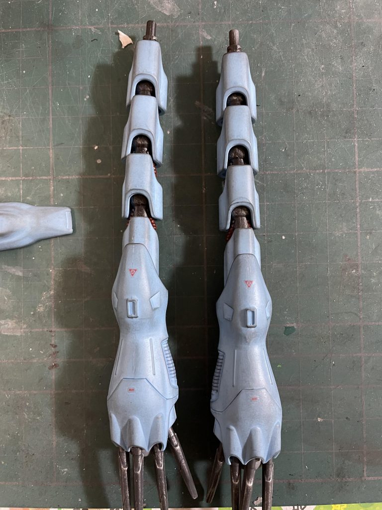 中のケーブルを赤で筆塗りしてみました。