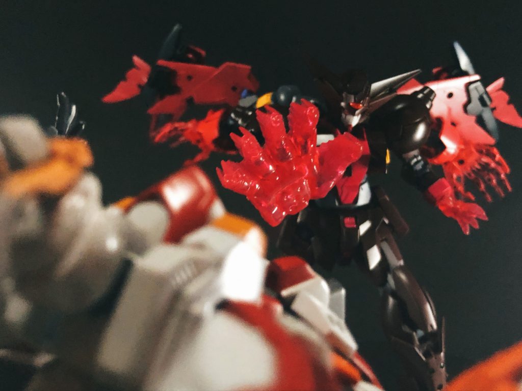 マスターガンダムといえばやっぱこれ!ダークネス!!フィン……これはマスターガンダムモチーフの機体なので、技名も考えました。その名も邪神拳イーヴィルフィンガーです!名前もとっても邪悪ですね。パイロットはマスターアジアのようなキャラではなく、かつて主人公の親友だったが強さを求めて主人公を裏切る悪役なので、見た目からも悪役感を出すのをコンセプトにしてました。特に肩部分にバックパックの手を乗せるのめっちゃ悪役っぽくないですか!?