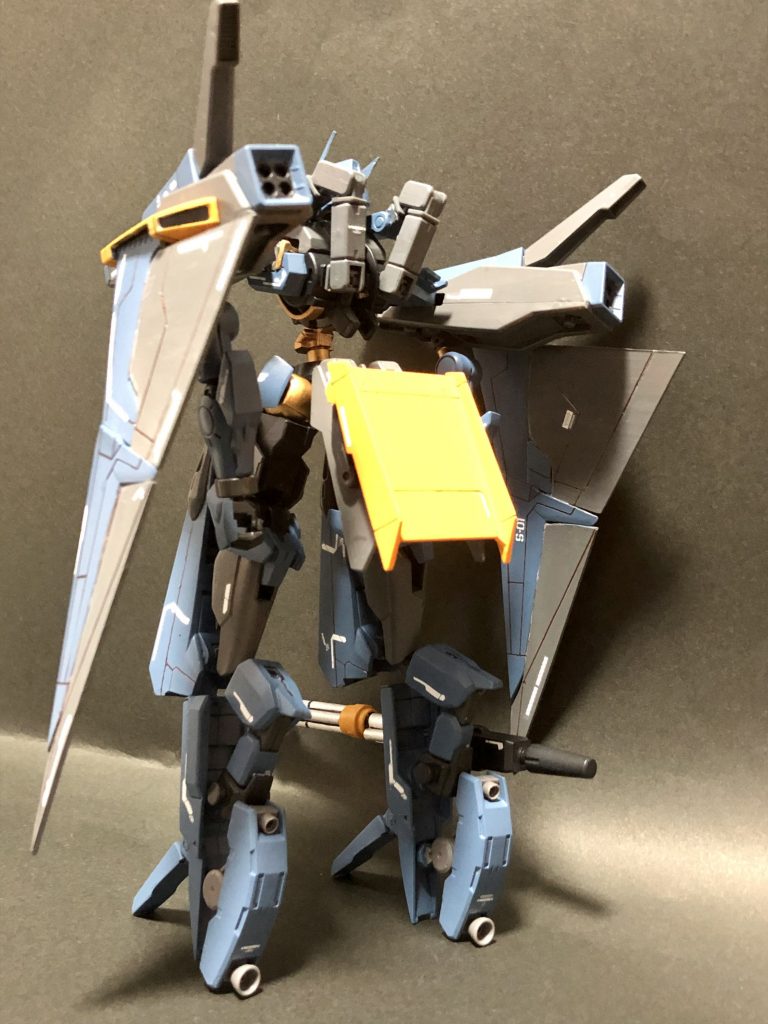 背面。折り畳み式尾翼