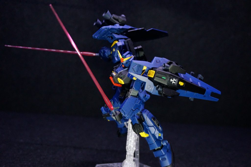 プフー!叫んでたのしっかりと聞かせて頂きましたぁ!あんなに嫌がってたのに、「ゼェロ…ディバイダー!」ですってぇ。ところでペイルライダー計画のHADESシステムって知ってる?パイロットを機体消耗品として組込む代わりに爆発的な運動性能を確立するってやつ。フィーアには勿論搭載していないけど実はね…