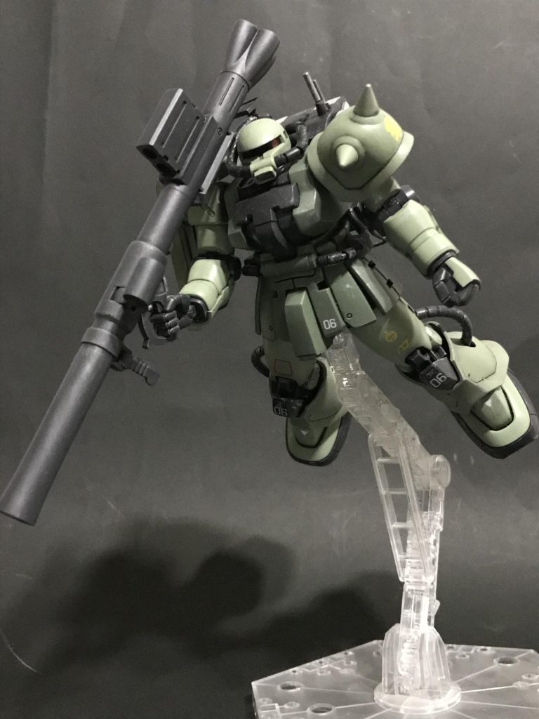 オリジンザクのバズーカを持たせてみました通常のザクバズーカよりも大きくてカッコいいですね〜