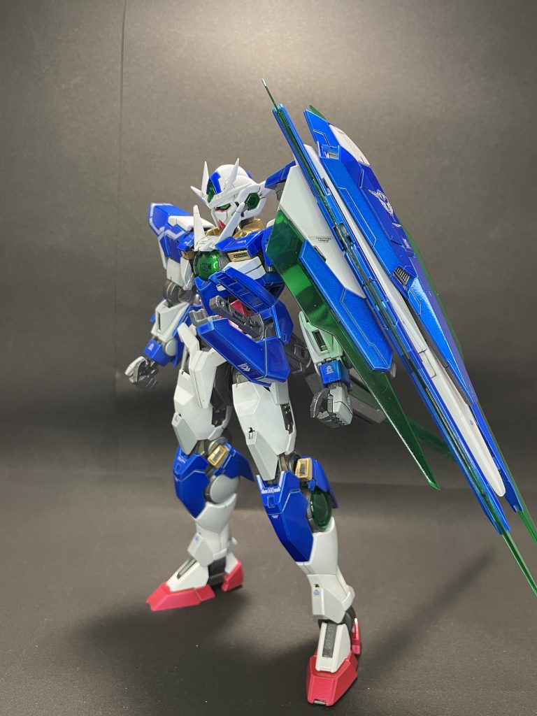 前作の真武者頑駄無同様、青や赤の外装パーツはシルバーの下地を吹いた上にクリアーカラーを吹いています。