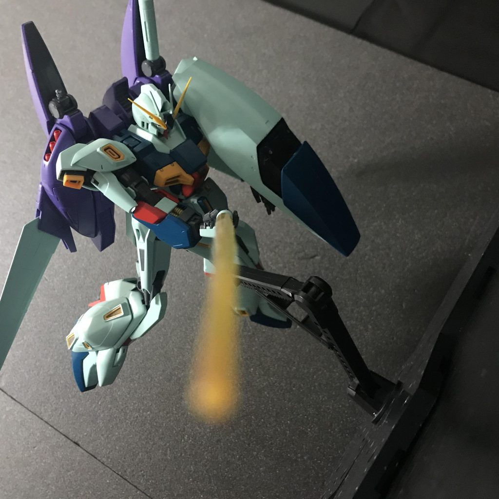 振り下ろし！！このサーベルはノーマルのビームサーベルより出力が高い設定ですが、相手のインフィニットジャスティスガンダムも、ビームサーベルの出力が普通より高いという設定があり、これにより競り合いもできるわけですね      相手が悪かったんですよw（言い訳）