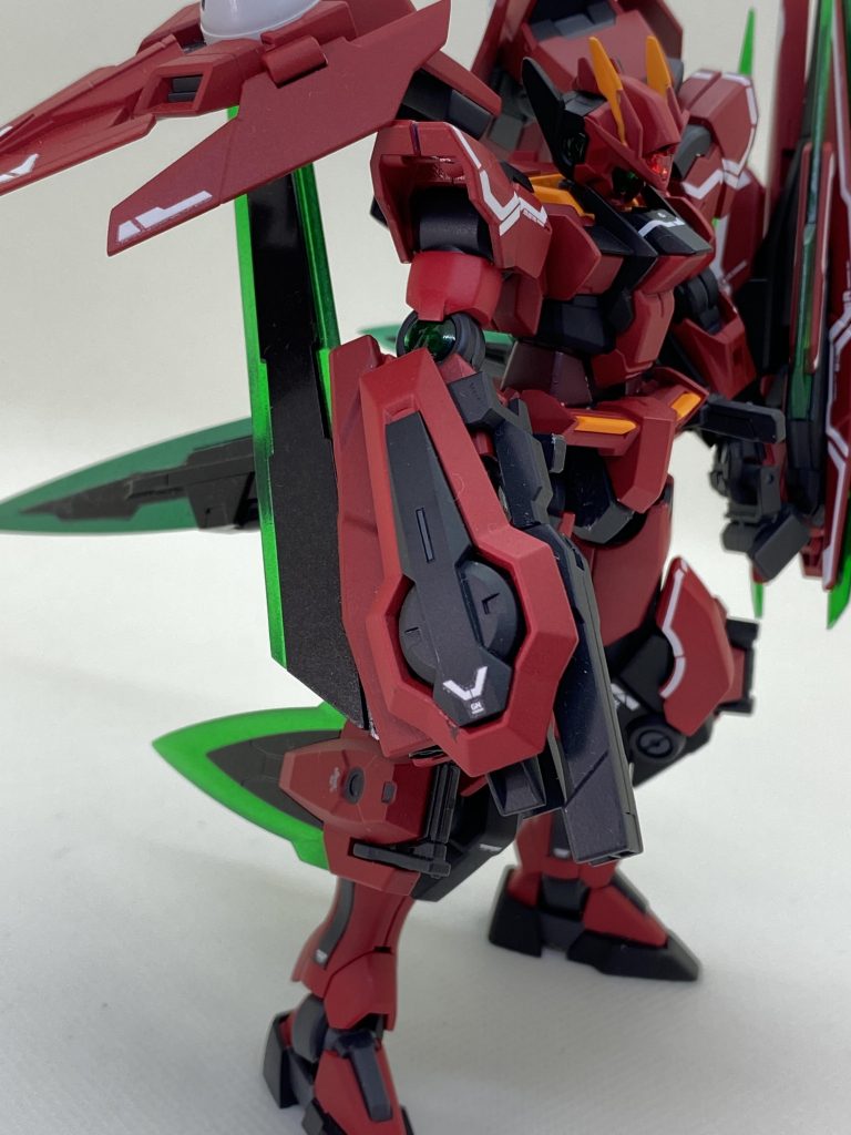 メインウェポン、アドヴァンスドGNソードⅢ。GNソードⅢにエクシアのGNソードのシールド部分を接着しています。まんま取り付けが多いこの作品ですが、メインウェポンなのでちょっと工夫してみました。画像じゃわかりづらいですが、シールドのグレー部分は二色で塗分けていたり。