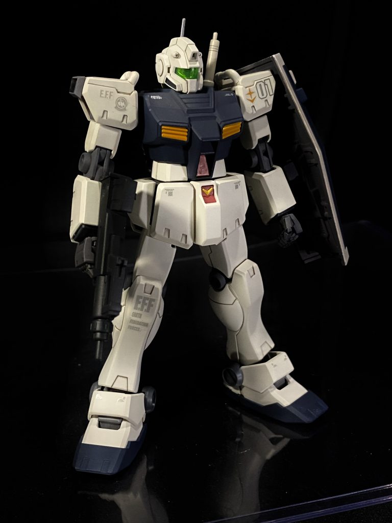 正面ショット。寒ジム、ジムコマンドと同時製作しましたが、ジム改は少し新しいので合わせ目が若干改善されてますが下腕、ふくらはぎ辺りは挟み込みになってるので後ハメ加工が必要ですね。マーキングはバニング機のつもりで作ったので、トリントン基地所属、隊長機として01番をつけてます。この定義で合ってるか分かりませんがそれっぽくなってればOK。