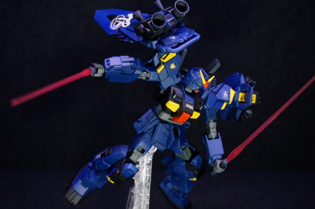 ウソだと言ってくれ。この機体に搭載されたGefangnis-Phantomシステム(グフェンニスファントム)搭乗者の深層心理をアルゴリズム化交感神経が刺激されていると認識した場合フィーアのECUより搭乗者のニューロン間シナプスを仮想的にだが約1.3倍に増幅する。つまりは、操縦してて、「カッコイイ!」って思ったらパワーアップって事だろ・・・。HADESシステムとは違って人間じゃなく機械に負担をかけるから人道的ではあるが一番初めにあんなにディスってたのに俺、この機体のことカッコイイと思ってた?   立つ瀬がねぇ・・・。