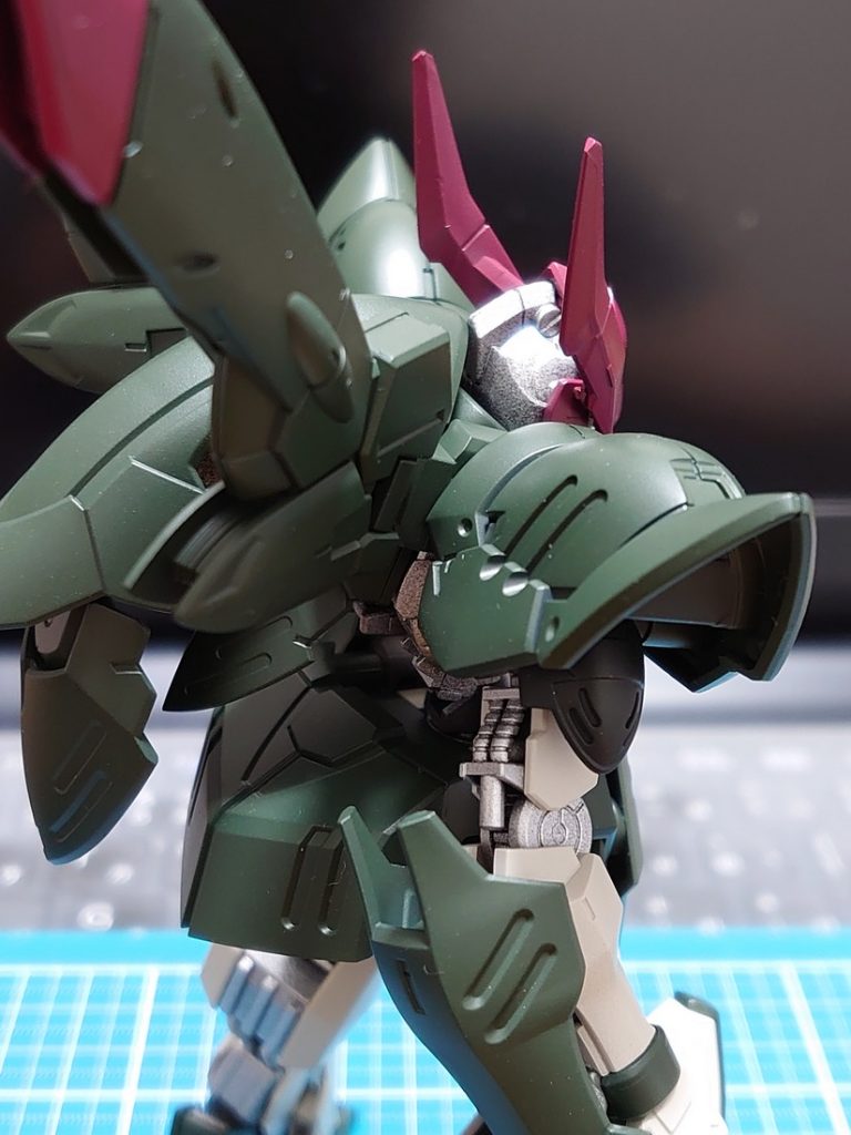 個人的には、ゲルググのような肩部の形状とスライドさせた頭部装甲が背部装甲と折り重なって、綺麗なアールになるシルエットを気に入っています!!【主な使用塗料】■装甲 ※ラッカー系(缶スプレー)・グリーン(グリーンUSAF)・ホワイト(ライトグレイUSAF)・ピンク(MSシャアレッド:マホガニーサフ下地)■フレーム ※ラッカー系(缶スプレー)・シルバー(シルバーメタル:黒サフ下地)■ふで塗り箇所 ※エナメル系・ハンドパーツ(メタリックグレイ)・腕部(ダークアイアン(黒履帯))など