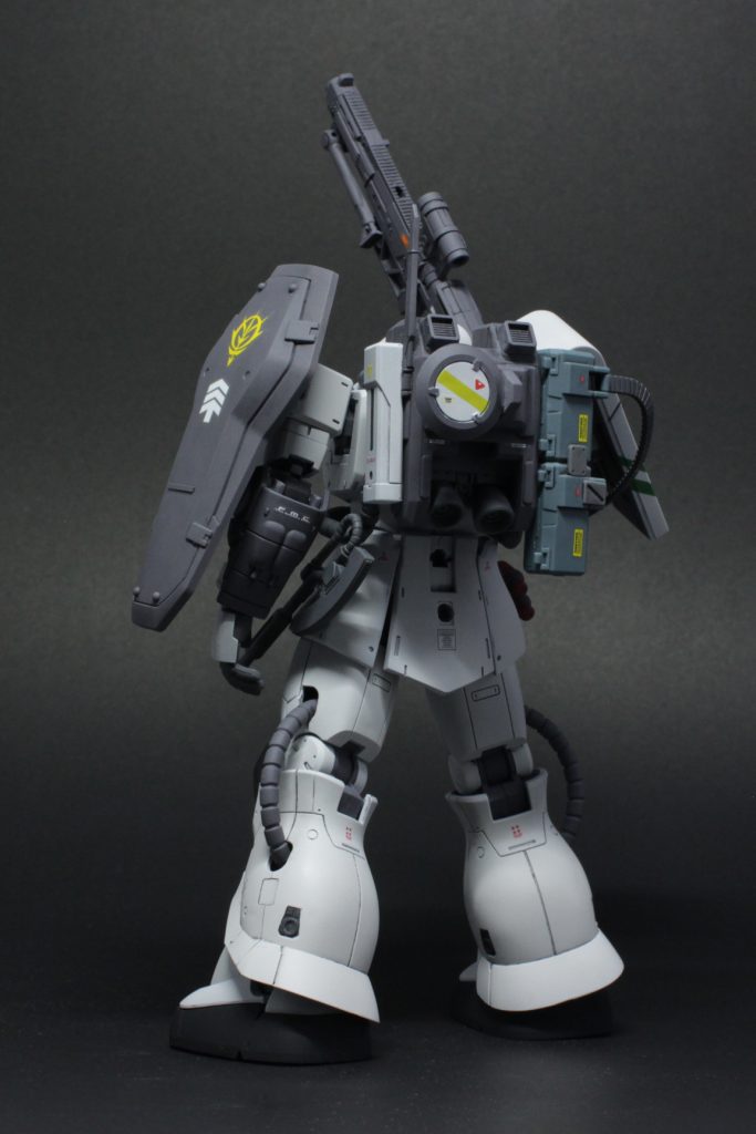 敵施設内に突入する際の外部との連絡を目的として通信機能を拡張しているような造形にしました。また右腰のグレネードは突入時に投げ込むスモークグレネードという設定、左腰には近接戦闘用にヒートホークを装備しています。