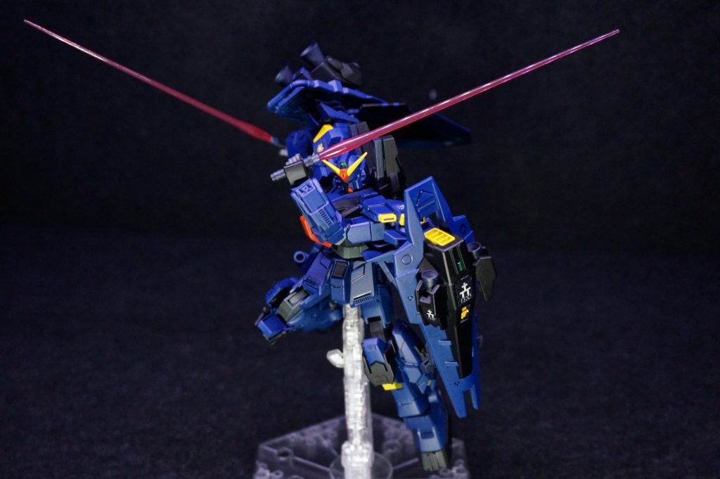 クッソ 何だあのド派手なMSは!?遠距離からバカスカ高火力砲を打ち込んできやがって。 「通信、割り込むわよ!  フィーアの乗り方、忘れたの!?  情けない事言ってたら  生体部品にしてやるんだからね!」はぁ!?忘れてなんかねーし!言われなくても・・・ 「今日だけは特別に  私がナビしてあげるから感謝しなさい。  ほらっ!10時の方向に機影確認。突っ込め!」他人事だと思いやがって好き勝手言いやがるぅぅぅぅ!ぶった斬れ!  『ゼロ!ディバイダー!!』