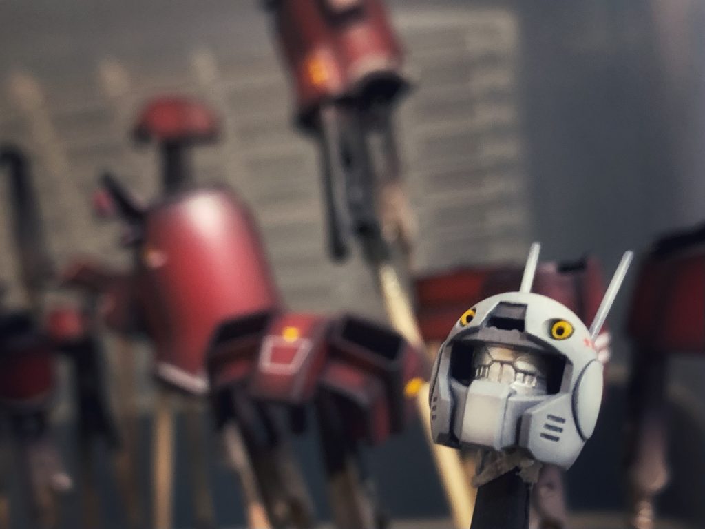 白色はメカサフヘヴィを下地にホワイトグレー赤色は黒下地にあずき色＋イエロー少量関節、武器等は黒鉄色にシルバーを加えてグラデーションしています