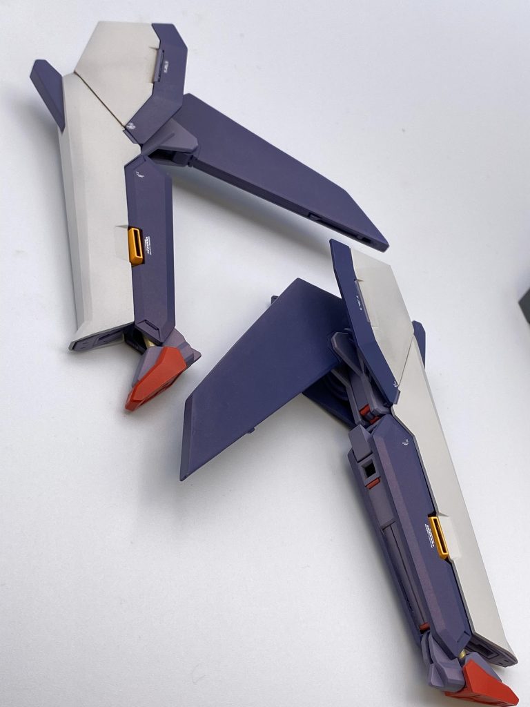 脚部…大腿部の左右スラスター接続をボールジョイント化、イラストで様々に存在する向きを調整できるように変更脹脛クローユニットを大型化、ホバーユニット横のスラスターの角度を変更、また裏側をRE-BOOT版デザインを元にディテールを製作脛ラインをハイゼンスレイII・ラーのイラストにある陰影を元に、面構成を変更足首シリンダー、爪先の面構成も同イラストを元に改修