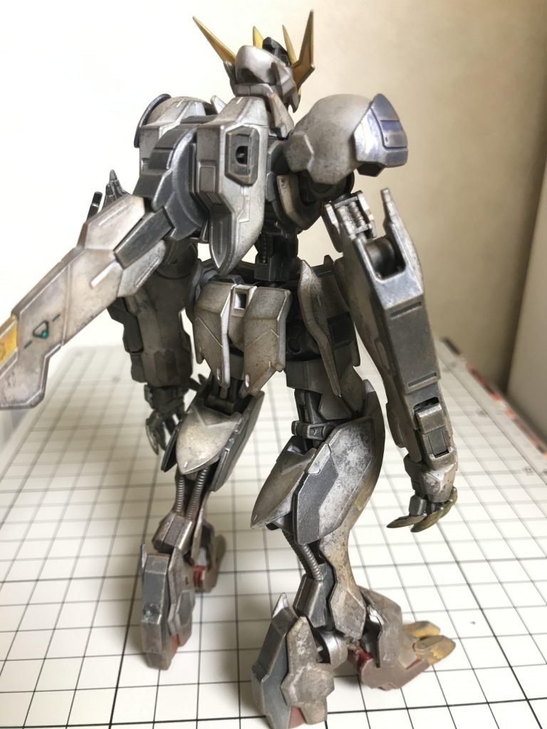 バックショット。正面よりも汚れ少なめです。このキット、バックパックと爪の色分けができてたら言うことなしなんですけどね。価格考えたらHGとしては十分すぎる出来ですけど。