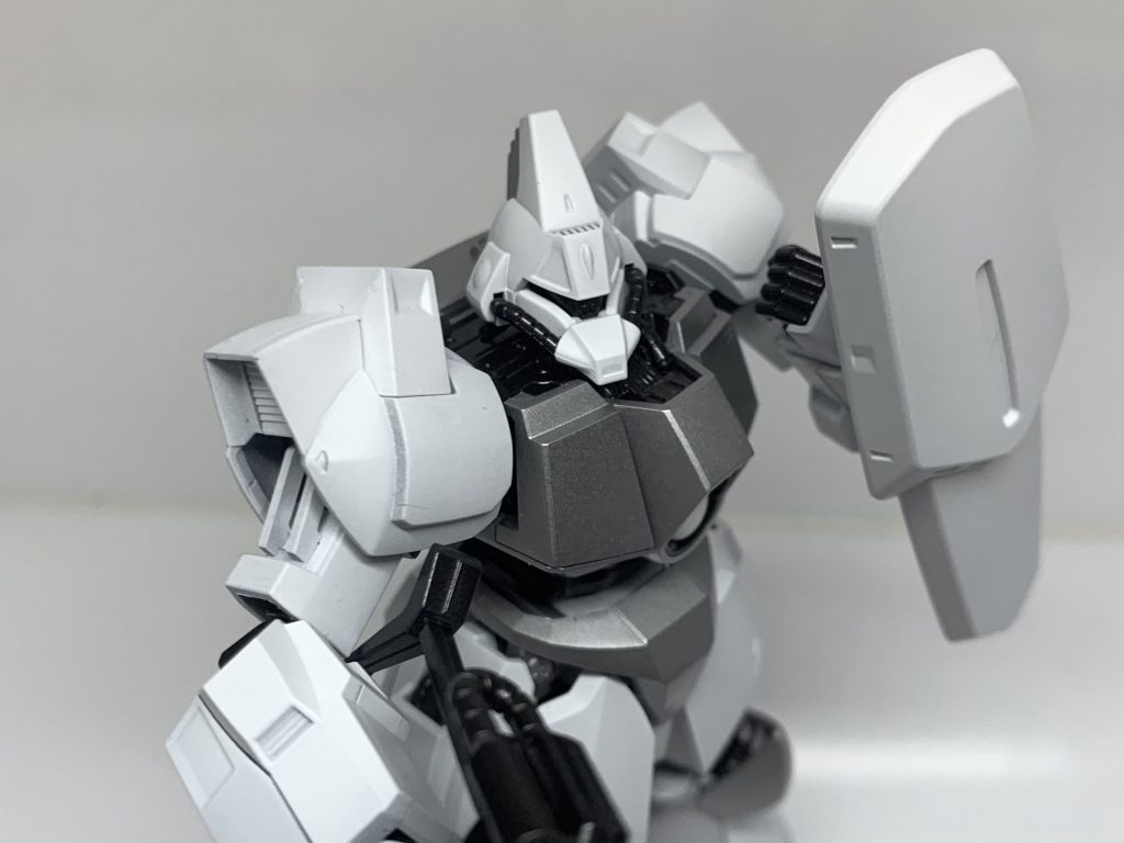 塗り直したはいいが、日の目を見ることもなく倉庫で過ごした……という感じで、モノアイは点灯させずに棒立ちの状態で飾っています😌