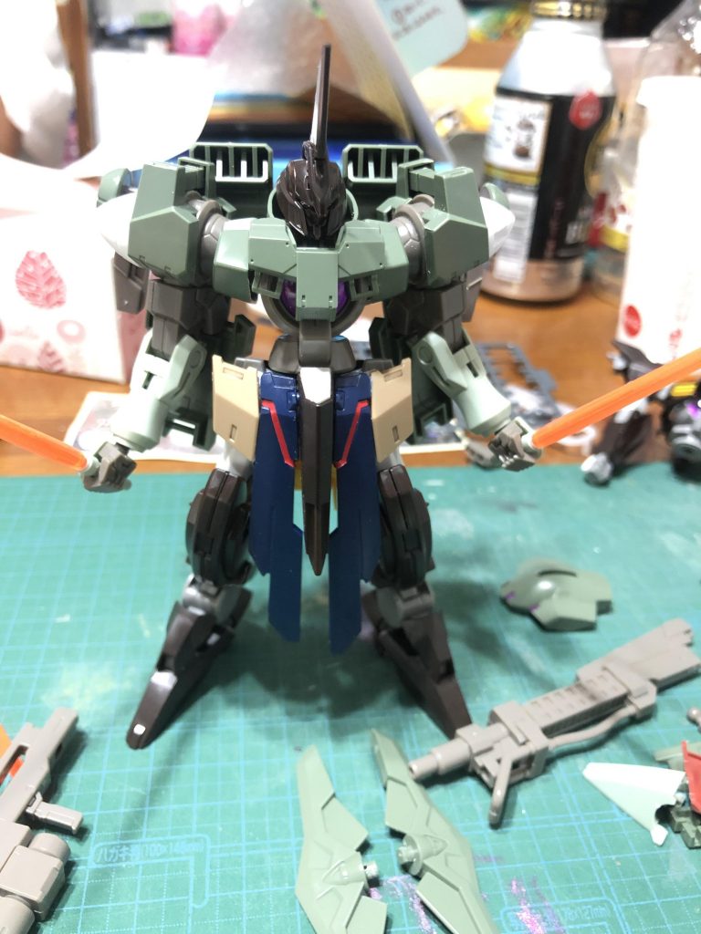 パーツ組み合わせ中。色合いがバラバラですが、機体のバランスはまとまって来ました。