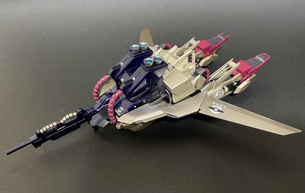 デルタプラスの変形機構を活かして元々百式が設計上目指していたと言われるウェイブライダーへの変形を成就させてみました。それがMSVのデルタガンダムとか…w