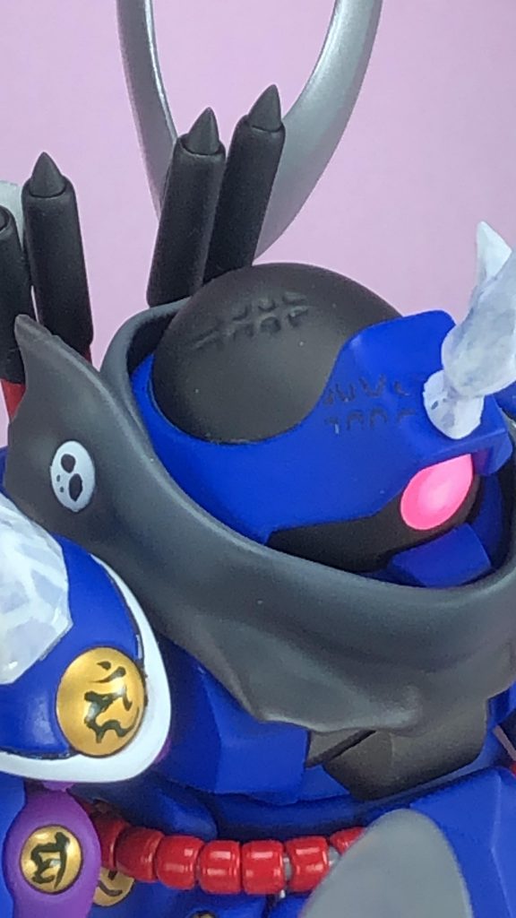 顔に巻いた布は薄く伸ばしたエポパテ製で、布留めのガイコツ（かわいい）もしっかり作りました。