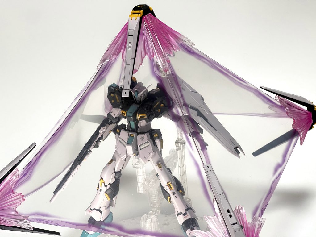 RGとはフィンファンネルの接続ピンが異なるので撮影用に両面テープで仮止めしています以上となります!カラーレシピは以下の通り。白色部:ライトグレーFS36495(80%)+ホワイト(15%)+ロシアンエアクラフトブルー2(5%)紺色部:ネイビーブルー(90%)+ロシアンエアクラフトブルー(10%)黄色部:キャラクターイエロー(100%)緑色部:ガイアカラー ストーングリーン(100%)メインカメラ、銃器類センサー:ガイアカラー 蛍光グリーン(100%)ツインアイ:ガイアカラー 蛍光イエロー(90%)+蛍光オレンジ(10%)