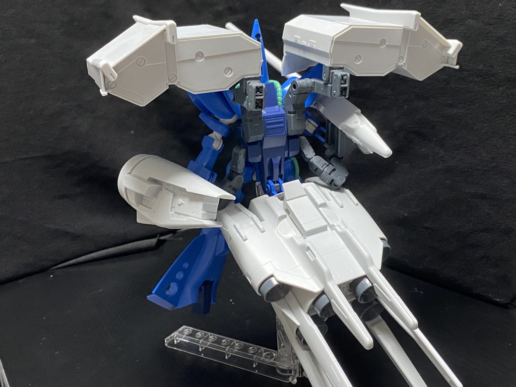 後ろから見るとこんな感じ。増設スラスターは、テールランスの接続を利用しています。