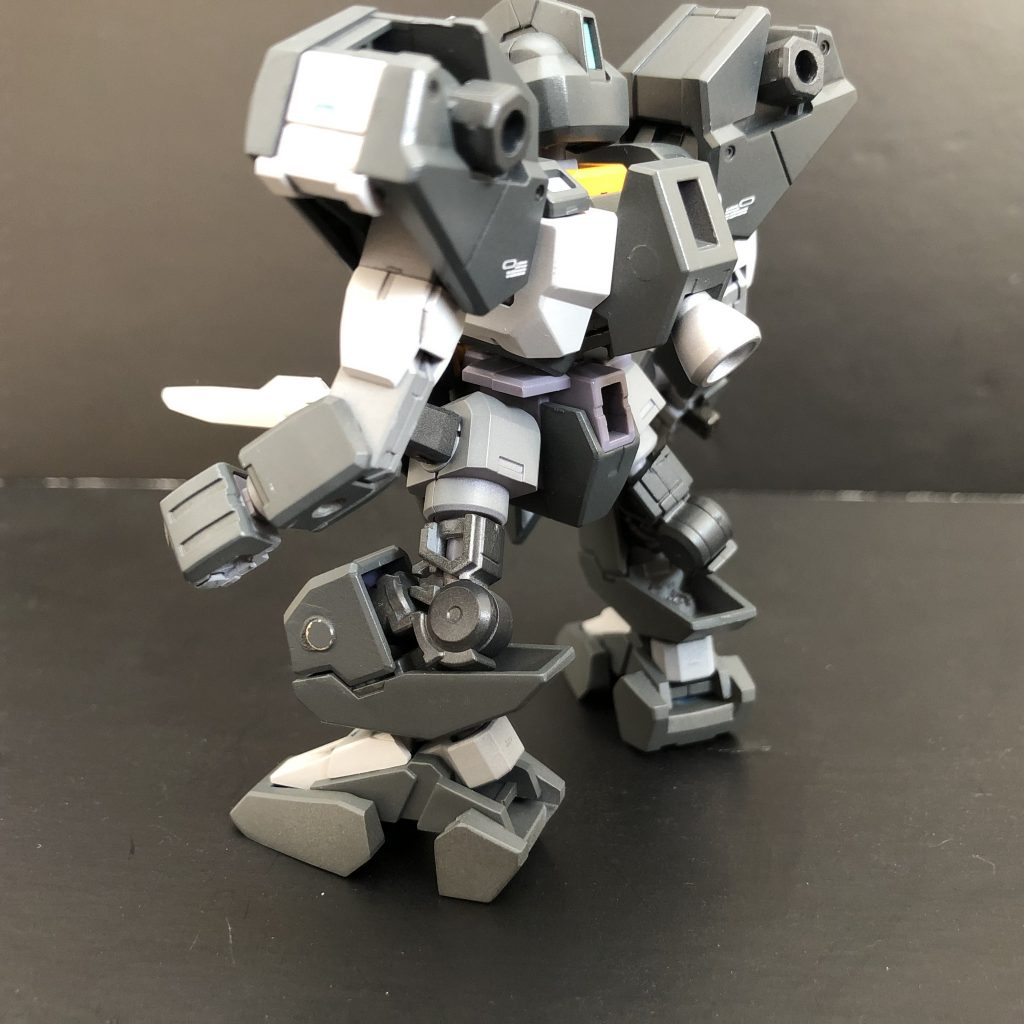 足はリアルの腕アーマをそのまま足首に。関節はレギンレイズのフレームを切り貼り。