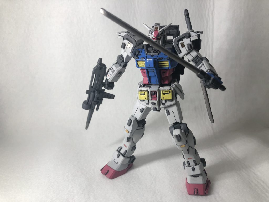 RX-78-R2 ガンダム.rinato一年戦争終戦後...地球連邦軍においてRX-78-2の汎用性が評価され、再開発が行われていた頃...さまざまなバリエーションの機体が企画、試作されていた中の1つ。RX-78-2に搭載されていたコアブロックシステムは採用していないが整備効率は逆に向上している。また、機動力の高い機体が増加していた背景に対し、バーニア出力の見直しとライフル初速向上の為の双方の再設計、更にライフル性能向上の為に機体出力のほとんどを回した為、ビームサーベルではなく実体剣に変更する事によりエネルギー不足にならない為、継戦能力が向上している。壊滅した鉄騎兵中隊の生き残りであったビスコ・カイネリー曹長に試作品が支給され、ジオン残党狩りに使用されたが人知れず大破し闇に消えた。