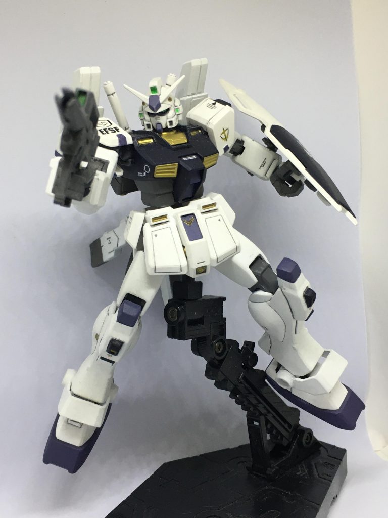 意外とゲルググMの腕部速射砲を膝アーマーに流用し、そこに付けたミニバーニアが、姿勢制御のいい言い訳になってるかなぁと…wwシールド裏面のハードポイントの蓋パーツ…見えちゃってるけど円盤型グレネードか何かに見えなくもない…かなwww