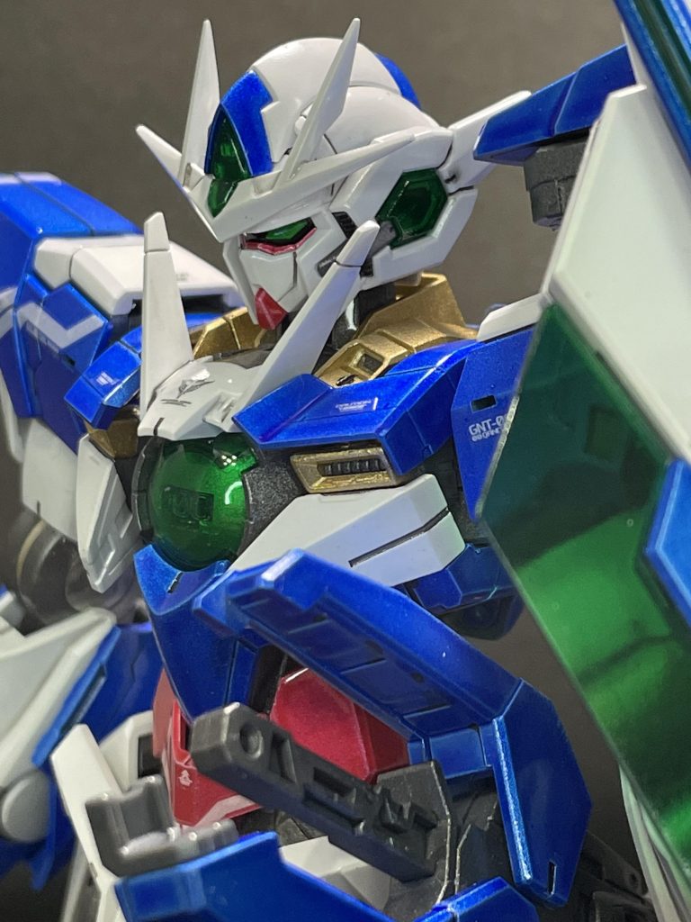 アップ。今回はスミ入れ&デカールを貼った後に光沢クリアーを吹いたので全体がテカテカしてます。