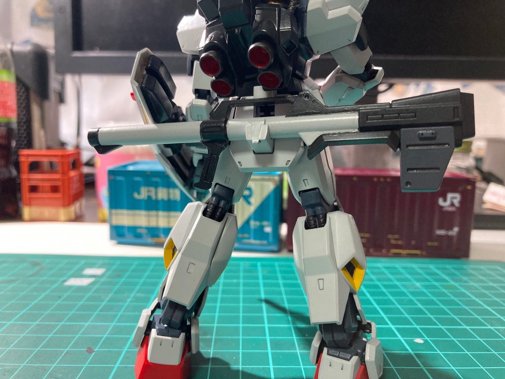 reviveになってもバズーカーは驚異のグレーの一色成形でモナカ割り。（ビームライフルも）本体よりも武器の方が塗装大変説あると思います。