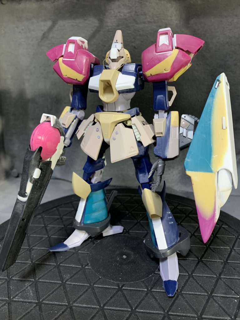 見ての通り、ベースきっとはガルバルディではありません。HGエルガイムシリーズのアトールです。永野護メカは大好きなんですけれど、ガンプラ改造ではどうもぽくならなくて。アトール再販を見て永野護メカを再現するなら永野護メカをベースにすればいいんだ!と思いつきました。