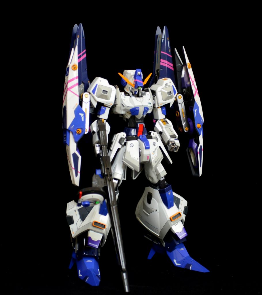 主要武器はビームライフルと両腕に取り付けられたシールドバインダー。シールドバインダーはシールドとしての役割の他、AMBACとして姿勢制御の補助、シールド内側の火力装置による砲撃・推力強化と多様な役割が可能であり、ZZガンダムに比肩しうる性能を持っている。