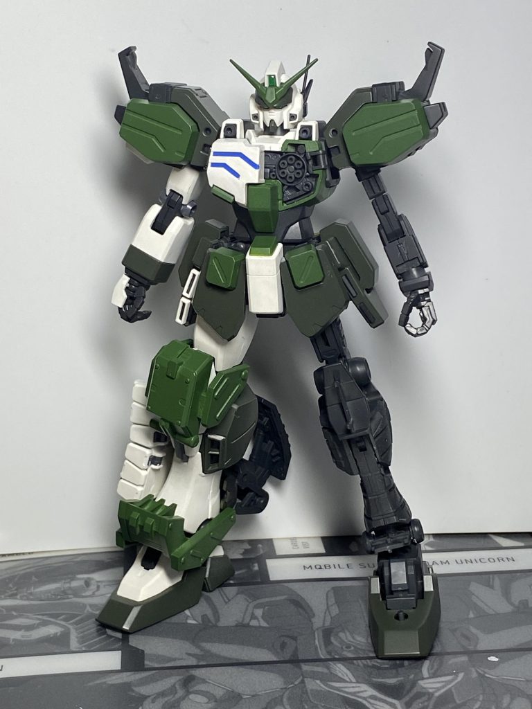 右半身のパーツを取り付けた状態です