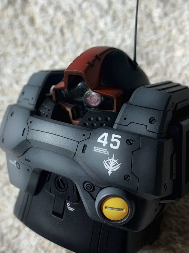 首周りのパーツを分解し、詰襟のように配置しています首の基部をやや後方に移動し、更に顎を引けるように高さをつけることで良い表情になると思います