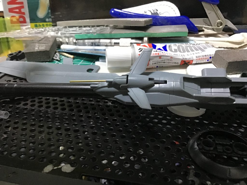 バックパックの翼やスマートガンの小さい羽根は、丸みを帯びた断面に見えるよう、縁の部分を削って形を整えてます。