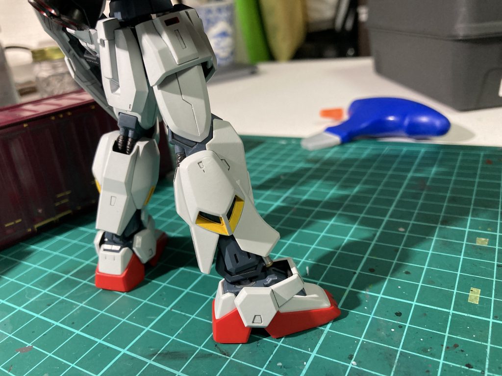 ビヨグロでファーストガンダムを二体作ってきてそのスレンダー具合に次世代のプロポーション感じてましたが、Mk-Ⅱのゴツめの脚見て何だかホッと落ち着きました。