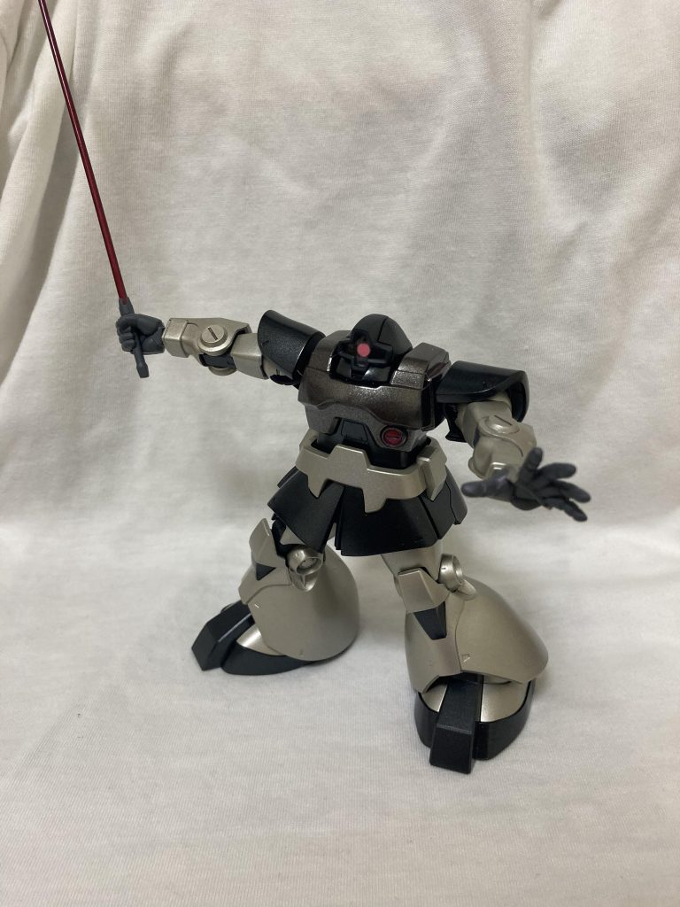 ビームサーベルは試作実験機のカラーリングが気に入っていたのもあってメタリックレッドで仕上げてみましたが、蓄光もありかなとも思いました。後々蓄光塗料も使ってみます。意外と可動域が少ないので細かなポージングが難しい印象でした。可動域増やす加工法等も徐々に身につけていきたいな...初投稿閲覧頂きありがとうございました。なかなか時間が取れなかったりもあり、投稿が遅めではありますが、ゆっくり楽しんで作って行けたらなと思います。