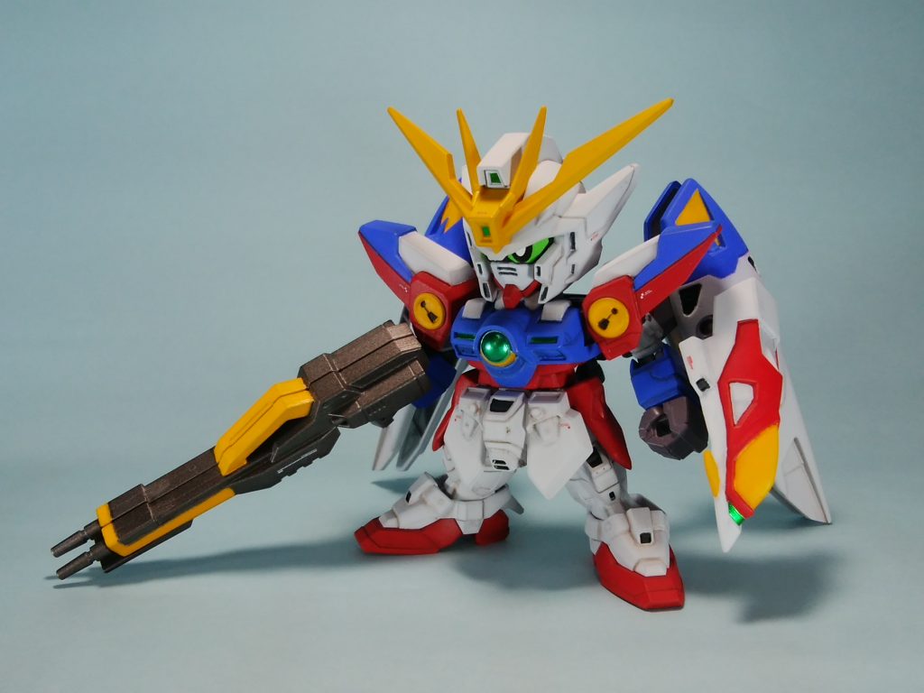 ツインバスターライフルとバックパック&ウイングは旧1/144キットから拝借、サイズ的に丁度良い感じです。肩やシールド等、細かい塗り分けが必要な所は水性ホビーカラーのガンダムホワイトをベースにしてその上にファレホで筆塗りしています。瞳は前回までと同じように紙に印刷した自作品を使用