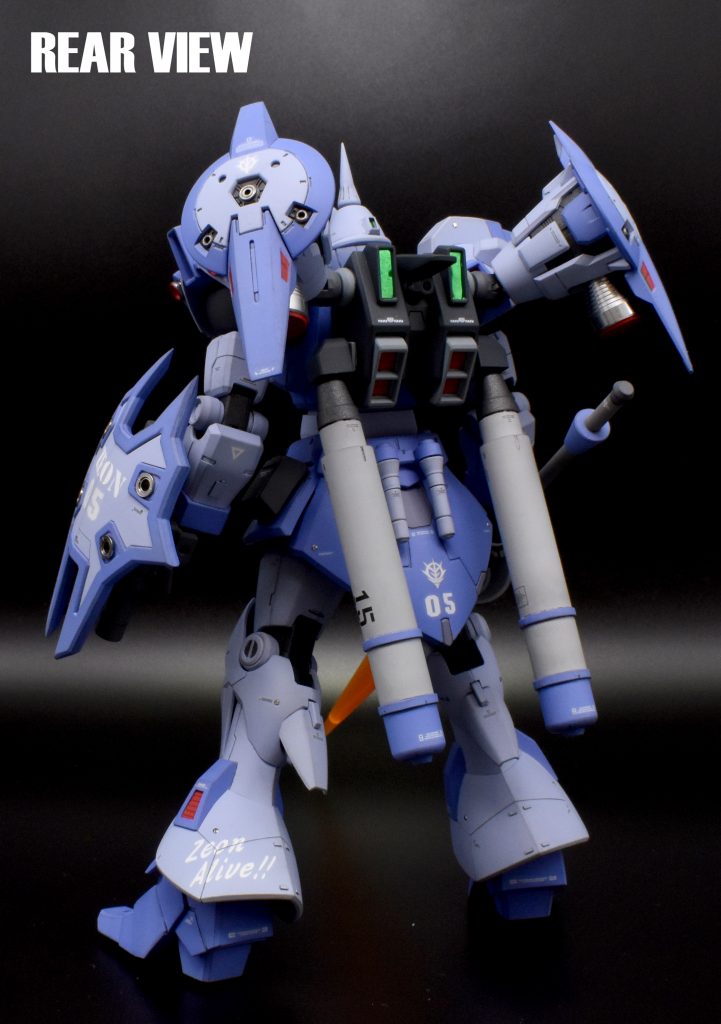 リアビュープロペラントタンクにはビルダーズパーツを使用。フルバーニアンのブースターは塗り分けのことも考慮してRGのものを使用していますが、他の場所と比べてディティールの密度が高いのでいくつかパテで埋めてラインの精選を行っています。リアスカートには連邦系の予備のビームサーベルを追加。