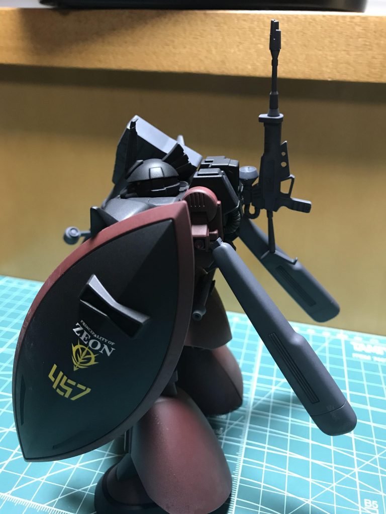 サイドからです。バックパックは最近お気に入りのプロペラントタンクをつけてビームライフルはラッチをつけてマウントしてみました。デカールはRGザク用を使いました。