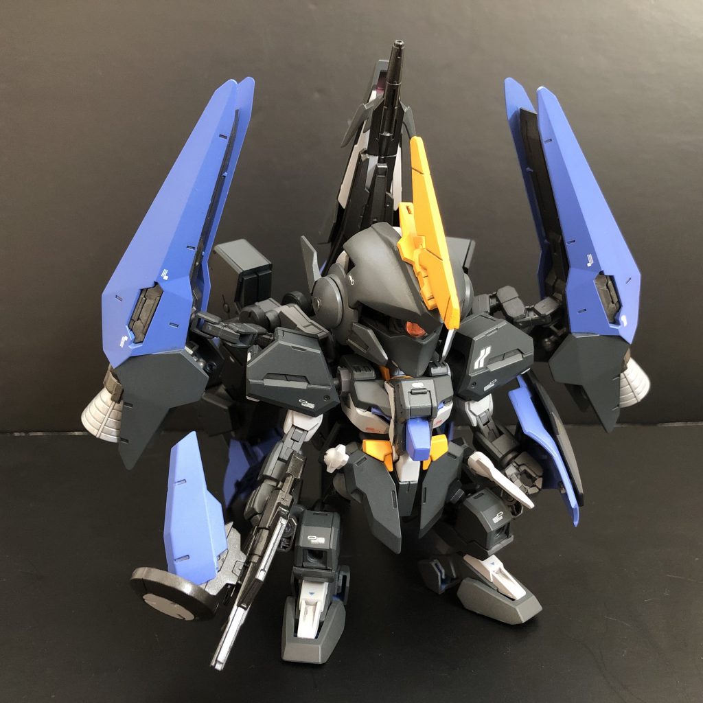 SDモード 高機動型バーザム改2.5機動力と小回りを活かした短・中距離戦が得意な形態。名前はテキトーに今つけました。笑肩のブースターはMKⅡのディフェンサーユニット装備してるイメージで。モノアイ稼働します。